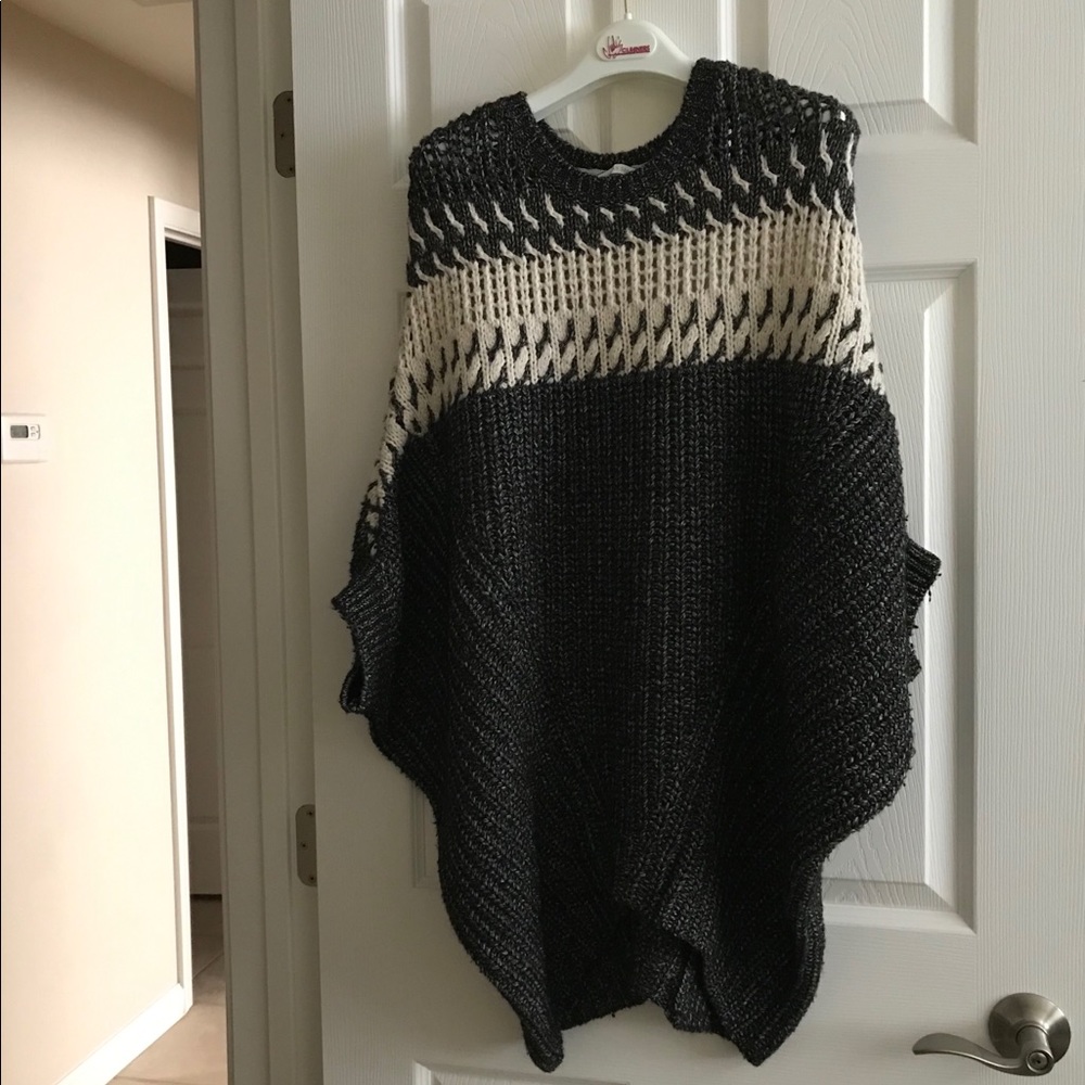 Victoria’s Secret 3/4 sleeve sweater Sz M/L